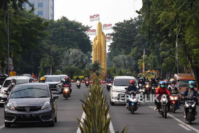 Sejumlah kendaraan bermotor melintas di Jalan Panglima Sudirman, Surabaya, Jawa Timur, Selasa (19/5). PSBB di Jatim menyebabkan penurunan konsumsi BBM.