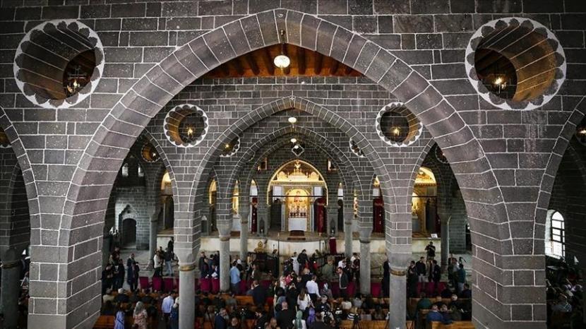 Setelah jeda tujuh tahun, sebuah gereja Armenia abad ke-16, yang mengalami kerusakan akibat serangan teroris sebelum direstorasi oleh pemerintah Turki, dibuka kembali untuk kebaktian