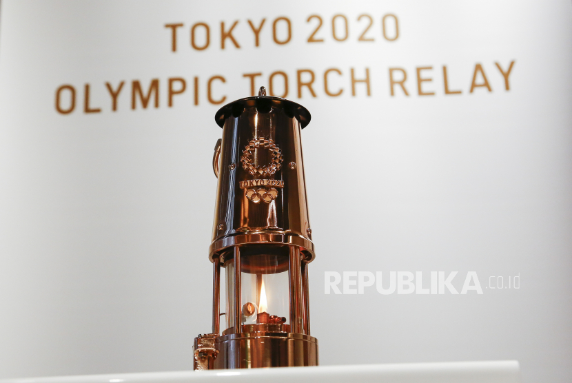 Api Olimpiade dalam lentera dipamerkan di Museum Olimpiade Jepang di Tokyo, Jepang, 31 Agustus 2020. Perwakilan dari Komite Penyelenggara Olimpiade dan Paralimpiade Tokyo (Tokyo 2020) dan Komite Olimpiade Jepang menghadiri upacara pameran untuk Olimpiade Nyala api sebelum dipamerkan untuk umum antara 1 September hingga 1 November di Museum Olimpiade Jepang Jepang.