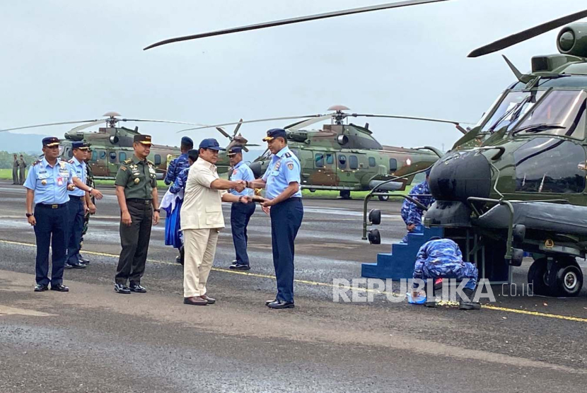 Menteri Pertahanan (Menhan) Prabowo Subianto menyerahkan delapan unit helikopter angkut berat Airbus H225M, kepada TNI Angkatan Udara di Pangkalan Udara (Lanud) Atang Sendjaja, Bogor, Jumat (1/12/2023). Prabowo Subianto menyerahkan delapan unit helikopter angkut berat Airbus H225M yang dirakit oleh PT Dirgantara Indonesia (DI) serta meresmikan full flight simulator Airbus Helicopters H225M kepada TNI AU Skadron Udara 8 Wing 4 Lanud Atang Sendjaja. 