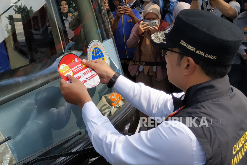 Gubernur Jawa Barat Ridwan Kamil memasangkan stiker mudik sehat saat pelepasan mudik gratis. Gubernur Ridwan Kamil mengimbau para pemudik melalui jalur selatan Jabar.