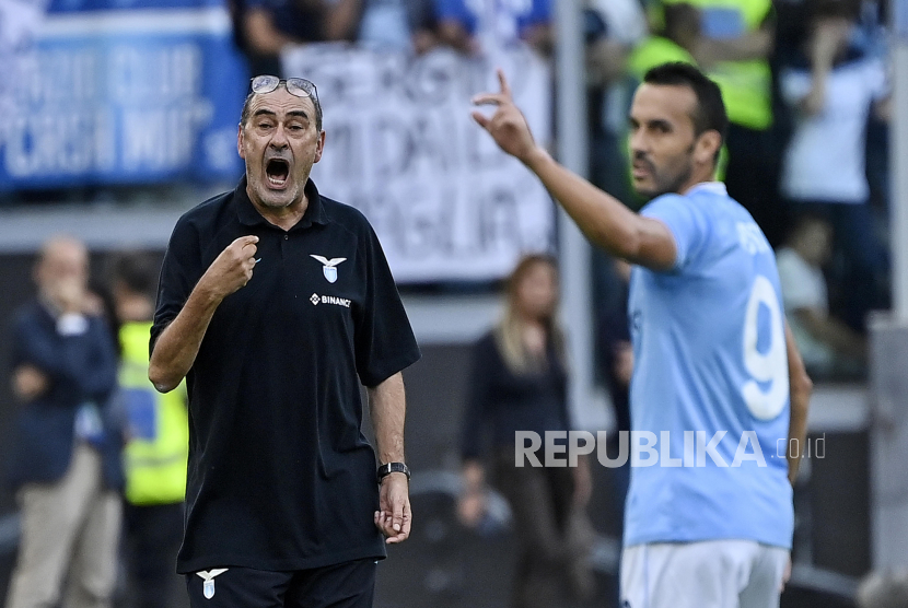 Pelatih Lazio Maurizio Sarri (kiri) bereaksi selama pertandingan sepak bola Serie A Italia antara Lazio dan Udinese Calcio, di Roma, Italia, 16 Oktober 2022.
