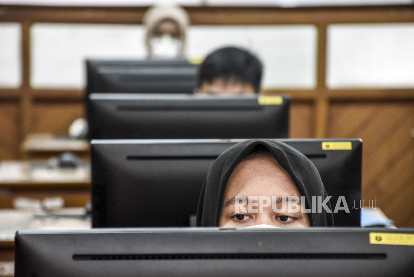 Peserta mengikuti Ujian Tulis Berbasis Komputer (UTBK) dalam rangka Seleksi Bersama Masuk Perguruan Tinggi Negeri (SBMPTN) 2021 di Kampus Universitas Pendidikan Indonesia (UPI), Jalan Dr Setiabudi, Kota Bandung, Selasa (13/4). Penyelenggaraan UTBK SBMPTN yang diikuti oleh 776.519 peserta dan dilaksanakan dalam dua gelombang mulai dari 12 April hingga 4 Mei 2021 tersebut menerapkan protokol kesehatan yang ketat guna mengantisipasi penyebaran Covid-19. Foto: Republika/Abdan Syakura