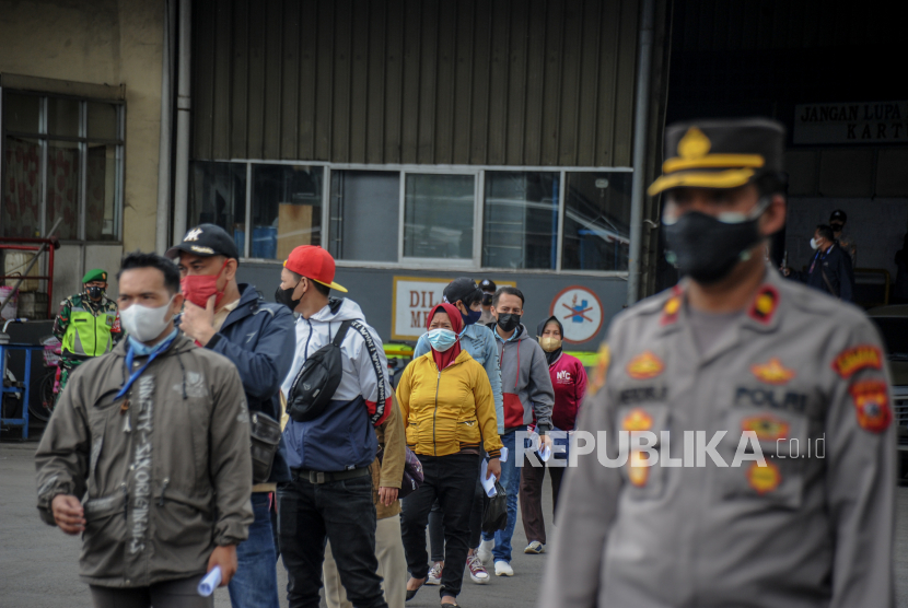 Sejumlah buruh antre untuk mendapatkan suntikan vaksin COVID-19 saat vaksinasi massal bagi buruh di PT Kahatex, Kabupaten Sumedang, Jawa Barat, Kamis (5/8/2021). TNI dan Polri memberikan 2.500 dosis vaksin COVID-19 bagi buruh guna mempercepat program vaksinasi nasional. 