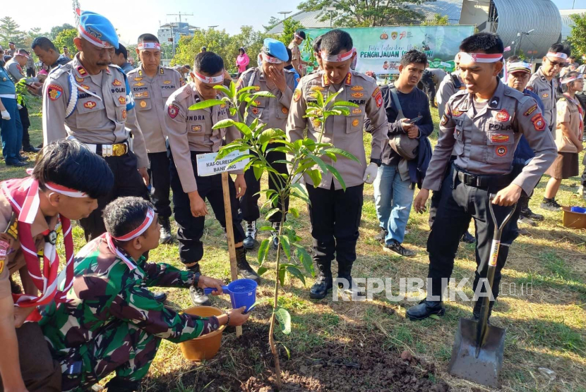 Polrestabes Bandung melakukan penanaman pohon di Kota Bandung, Jawa Barat, Rabu (23/8/2023). 