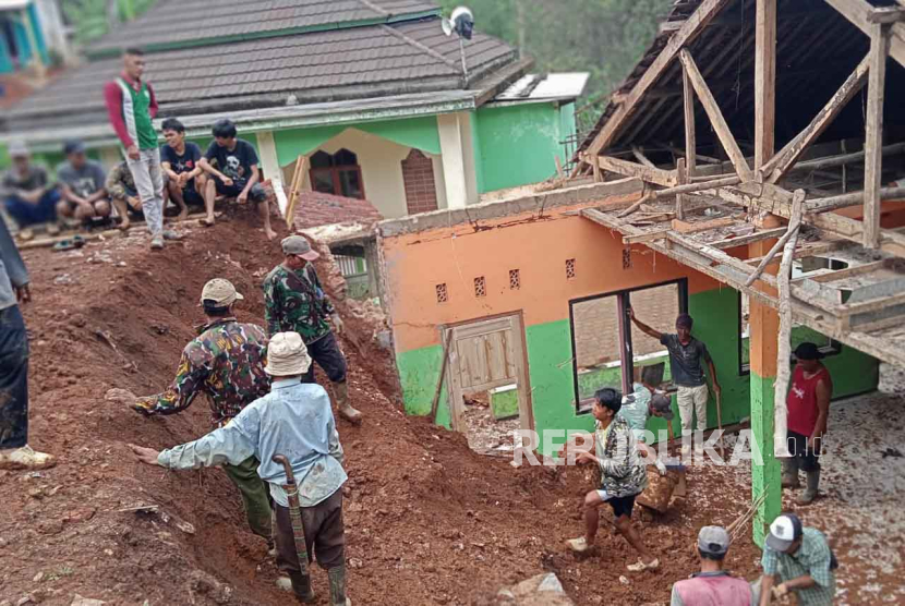 Satu lokal bangunan madrasah diniyah di Kecamatan Cikakak, Kabupaten Sukabumi, Jawa Barat, rusak terdampak longsor yang terjadi Ahad (12/11/2023). 