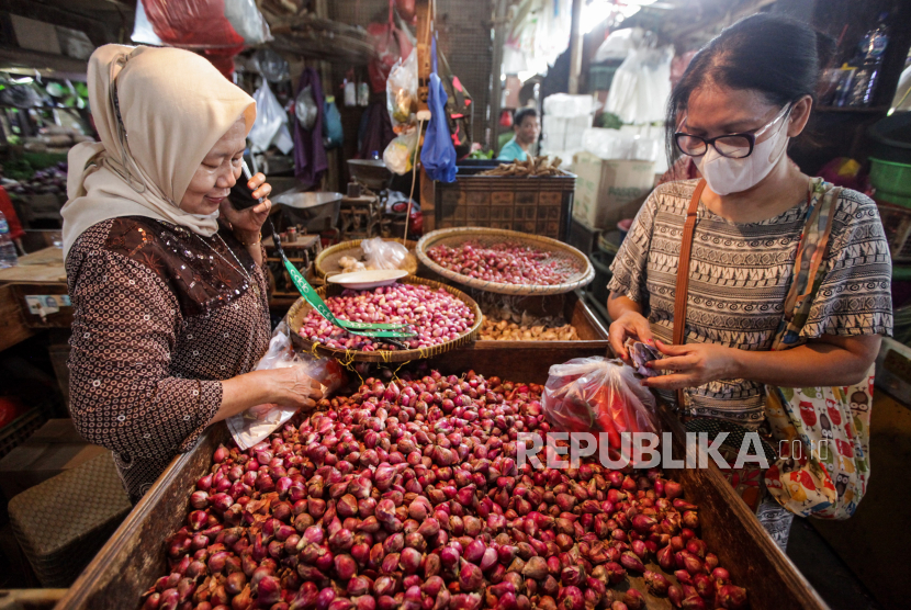 Pedagang melayani pembeli bawang merah di Pasar Senen, Jakarta