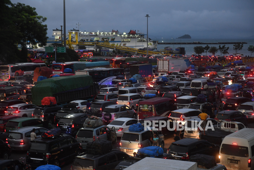 Sejumlah kendaraan mengantre untuk memasuki kapal di Pelabuhan Merak, Banten, Sabtu (30/4/2022). Pengelola pelabuhan PT ASDP Indonesia Ferry memprediksi puncak arus mudik Pelabuhan Merak akan berlangsung hingga H-2 atau 30 April 2022. 