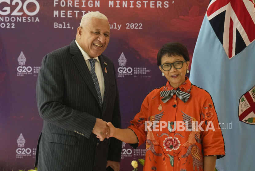 Menteri Luar Negeri Indonesia Retno Marsudi (kanan) menyapa Menteri Luar Negeri Fiji Josaia Voreqe Bainimarama selama pertemuan bilateral mereka menjelang Pertemuan Menteri Luar Negeri G20 di Nusa Dua, Bali, Indonesia, 07 Juli 2022. Bali menjadi tuan rumah Pertemuan Menteri Luar Negeri G20 dua hari pada 07 -08 Juli 2022.