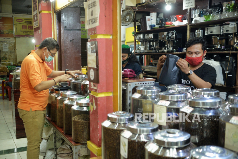 Pekerja menyortir biji kopi di salah satu gerai penjual kopi di Pasar Santa, Jakarta, Rabu (3/3). Direktorat Jenderal Perkebunan Kementerian Pertanian (Kementan) telah menetapkan target produksi kopi nasional 2021 sebesar 834.750 ton, naik dari tahun 2020 sebanyak 769,7 ribu ton. (ilustrasi)