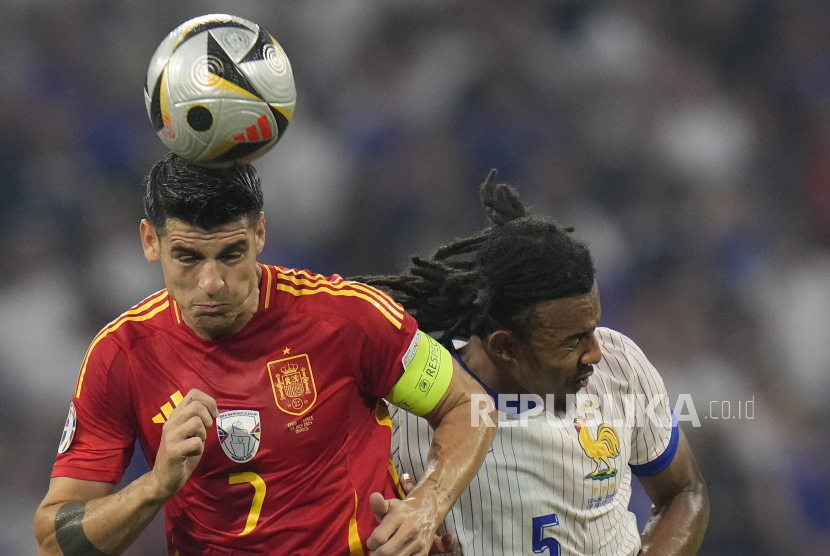 Pemain Spanyol Alvaro Morata (kiri).