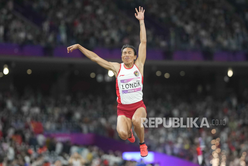Atlet lompat jauh Indonesia Maria Natalia Londa melakukan lompatan pada final putri Asian Games 2022 di Hangzhou Olympics Sports Centre Stadium, Hangzhou, China, Senin (2/10/2023). Maria Londa gagal meraih medali usai mencatatkan lompatan sejauh 5,98 meter yang berada di posisi ke-10. 
