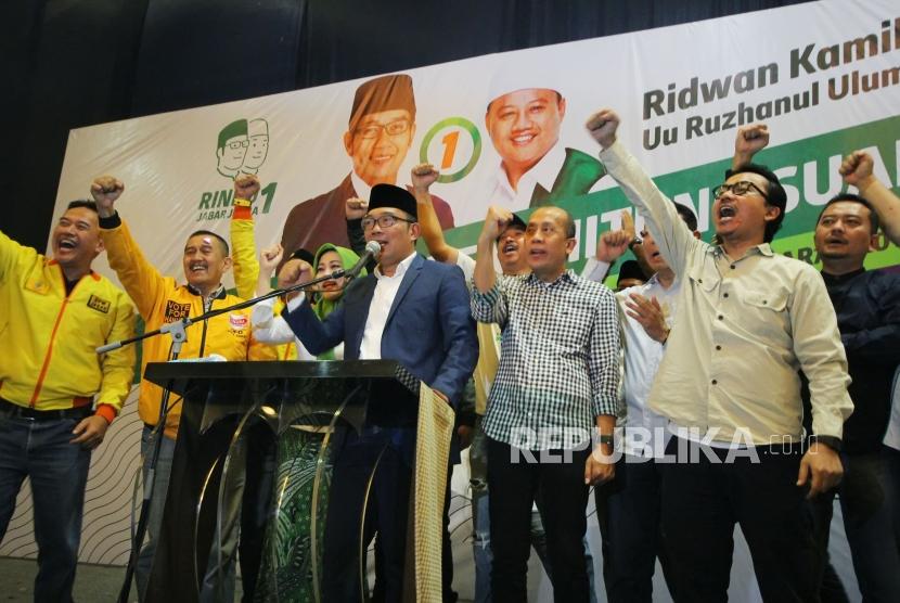 Calon Gubernur Jawa Barat Ridwan Kamil (Emil) bersama tim pendukung mengekspresikan kegembiraan, di Hotel Papandayan, Kota Bandung, Rabu (27/6).