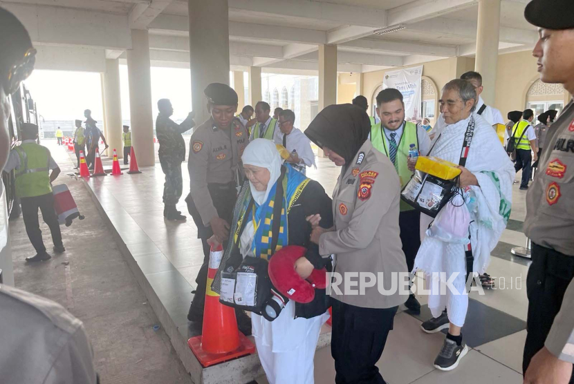 Anggota Polres Indramayu melaksanakan pengamanan dan pelayanan saat keberangkatan calhaj Kloter 16 Kota Bandung, dari Asrama Haji Kabupaten Indramayu menuju Bandara BIJB Kertajati, Kabupaten Majalengka, Senin (27/5/2024). 