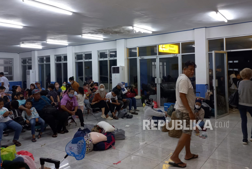 Sejumlah wisatawan yang terjebak menunggu kedatangan KM Kelimutu di Pelabuhan Legon Bajak, Karimunjawa, Jepara, Jawa Tengah, Selasa (27/12/2022). 