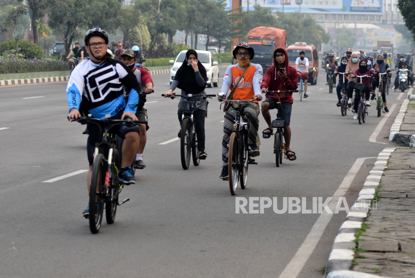 Sejumlah warga mengisi hari libur dengan olahraga bersepeda di Jalan Ahmad Yani, Bekasi, Jawa Barat, Ahad (28/6/2020). Kementerian Perhubungan (Kemenhub) menilai penggunaan sepeda perlu diatur dengan peraturan karena dalam Undang-Undang Nomor 22 Tahun 2009 tentang Lalu Lintas Angkutan Jalan, sepeda termasuk dalam kategori kendaraan tidak digerakkan oleh mesin dan pengaturannya berada di pemerintah daerah. ANTARA FOTO/Suwandy/aww.