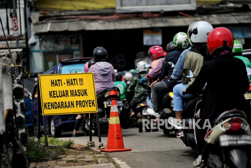 Ilustrasi Pengendara melintas  di area proyek pembangunan underpass simpang tak sebidang di Jalan Dewi Sartika, Depok, Jawa Barat.
