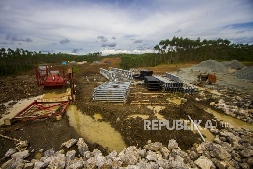 Sejumlah bahan kontruksi berada di lokasi segmen tiga di kawasan Ibu Kota Negara (IKN) Nusantara di Kecamatan Sepaku, Kabupaten Penajam Paser Utara, Kalimantan Timur, Ahad (6/2/2022). 