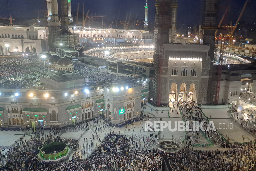 Umat Islam berjalan usai menjalankan ibadah shalat magrib di Masjidil Haram, Makkah, Arab Saudi, Kamis (22/6/2023). 