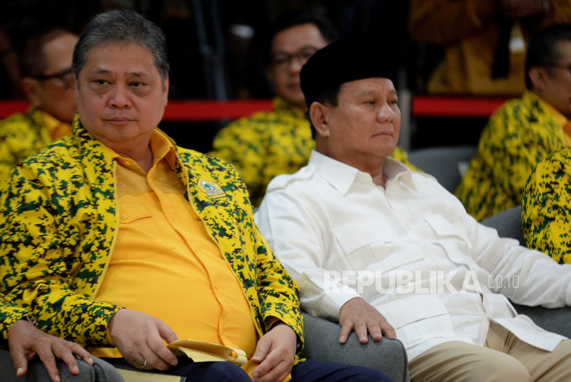 Ketua Umum Partai Golkar Airlangga Hartarto bersama Ketua Umum Partai Gerindra sekaligus Bakal Calon Presiden Prabowo Subianto saat menghadiri Rapimnas II Partai Golkar di Kantor DPP Partai Golkar, Jakarta, Sabtu (21/10/2023). Rapimnas II Partai Golkar tersebut mengusulkan pasangan Bakal calon Presiden dan Wakil presiden pada pilpres 2024 yaitu Prabowo Subianto dan Gibran Rakabuming Raka.