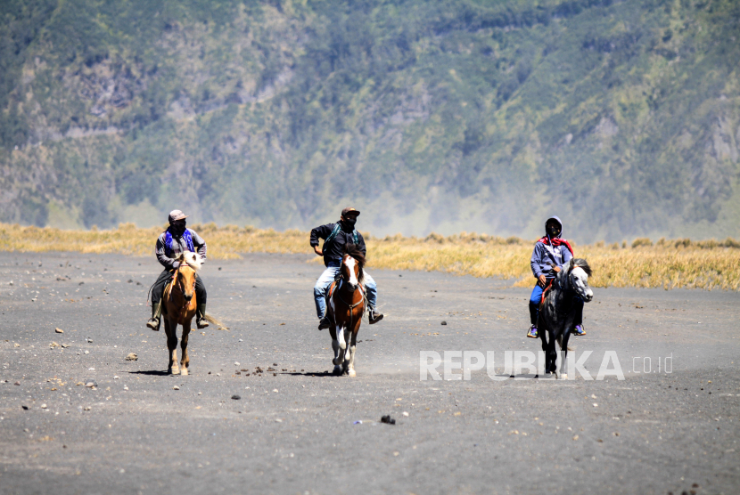 Pemilik kuda berkeliling di lautan pasir Gunung Bromo, Probolinggo, Jawa Timur, Minggu (6/9/2020). Meskipun aktivitas wisata di Gunung Bromo sudah dibuka sejak (28/8) setelah tutup selama enam bulan sejak Maret 2020, para pemilik kuda mengeluhkan sedikitnya pendapatan karena pembatasan pengunjung. 