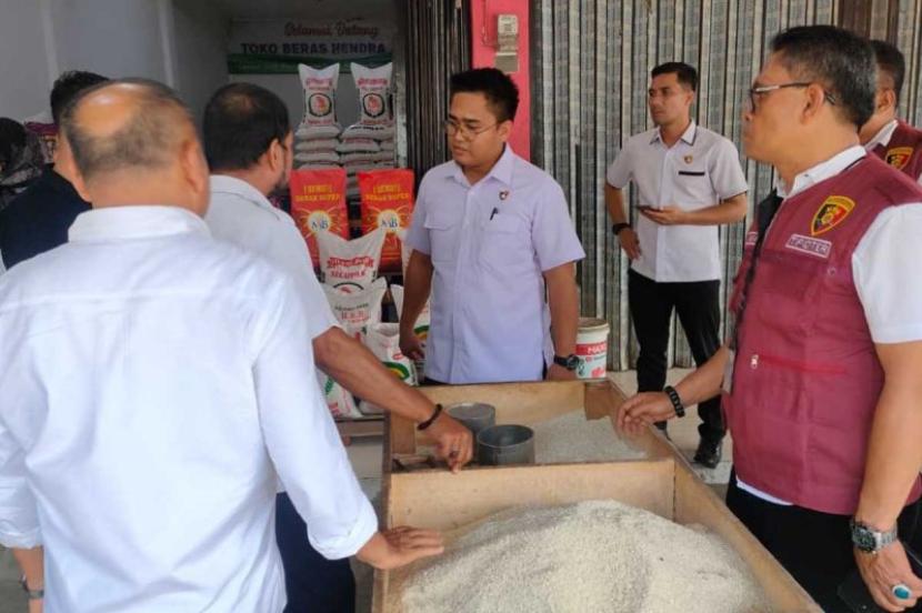 Satgas Tegur Pedagang di Aceh Jual Beras di Atas HET