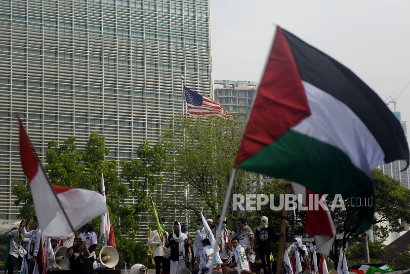Sejumlah umat muslim mengikuti aksi solidaritas Palestina di depan Kedubes Amerika Serikat, Jakarta, Jumat (21/5).