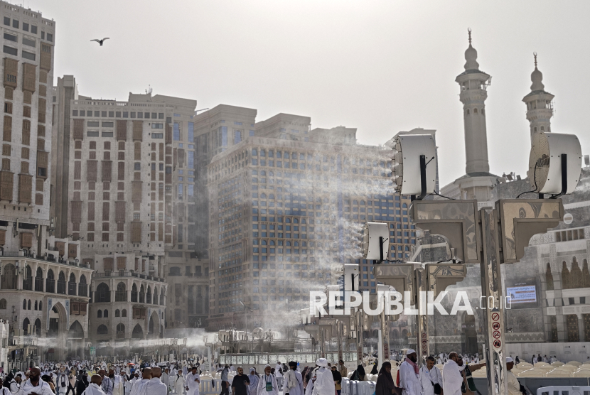 Jamaah calon haji berjalan di bawah kipas angin embun (cooling fan) di Masjidil Haram, Makkah, Arab Saudi, Jumat (16/5/2025). Hal tersebut guna membantu mendinginkan area Masjidil Haram di tengah cuaca panas ekstrem yang mencapai 43 derajat celcius. 