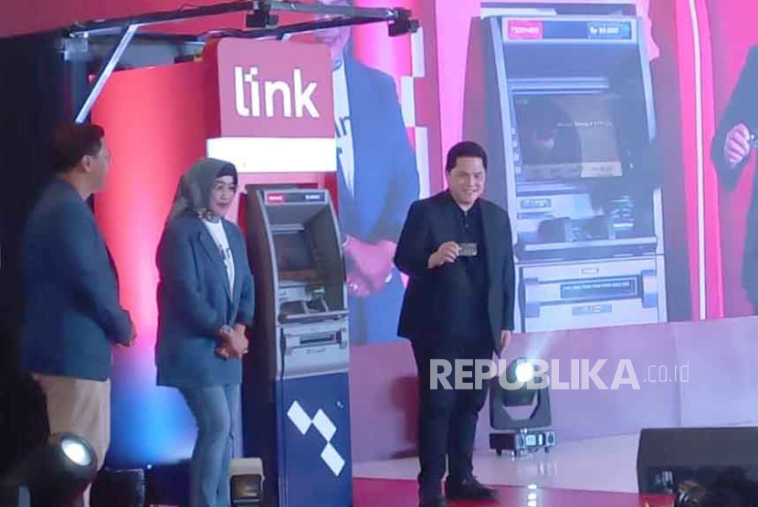 Menteri BUMN Erick Thohir (kanan) dan Wadirut BNI Adi Sulistyowati (kiri) saat pembukaan praresmi integrasi dan wajah baru ATM Link di Pos Bloc, Jakarta, Selasa (26/9/2023).