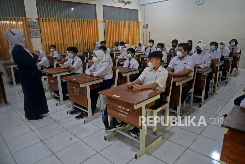 Para siswa dan siswi mengikuti Pembelajaran Tatap Muka (PTM) di SMP Negeri 73, Tebet, Jakarta, Senin (3/1). Pemerintah Provinsi DKI Jakarta resmi menerapkan Pembelajaran Tatap Muka (PTM) dengan kapasitas 100 persen di seluruh sekolah mulai hari ini, Senin (3/1). Relaksasi kebijakan ini sesuai dengan kondisi PPKM Level 1 yang diterapkan di Jakarta.Prayogi/Republika.