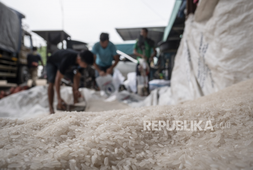 Pekerja mengemas beras di Pasar