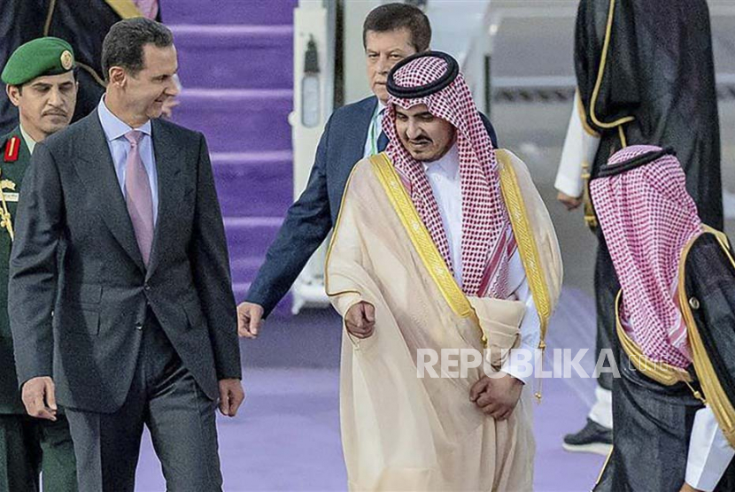 Foto selebaran yang disediakan oleh Saudi Press Agency (SPA) menunjukkan Presiden Suriah Bashar al-Assad (kedua kiri) disambut oleh Wakil Gubernur Wilayah Makkah Arab Saudi, Pangeran Badr bin Sultan bin Abdulaziz Al Saud (tengah), di menjelang KTT Liga Arab, di Bandara Internasional King Abdulaziz, di Jeddah, Arab Saudi, Kamis (18/5/2023).  