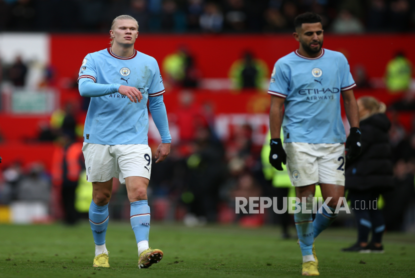  Erling Haaland (L) and Kyle Walker (R) of Manchester City react after the English Premier League soccer match between Manchester United and Manchester City in Manchester, Britain, 14 January 2023.  