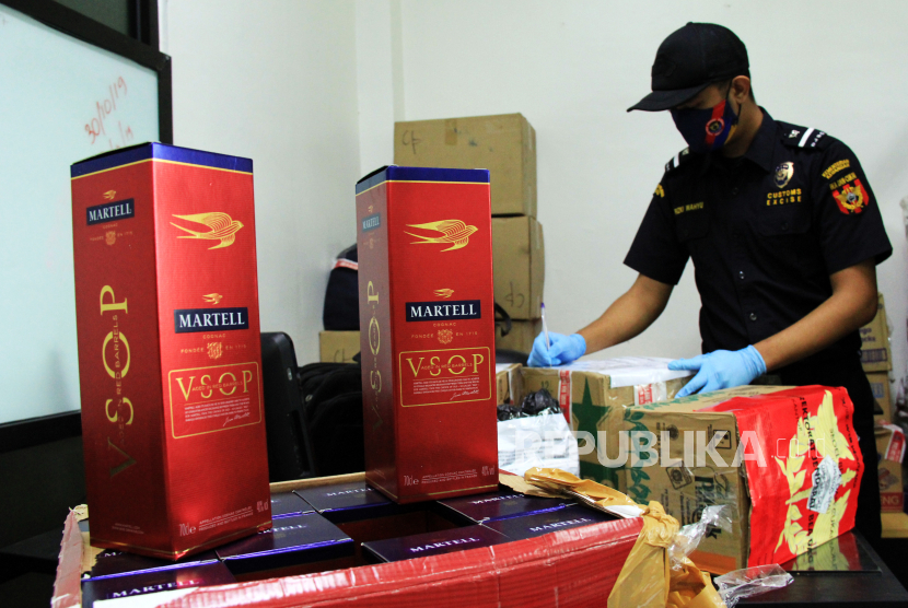 Petugas Bea Cukai Dumai mencatat jumlah minuman keras (miras) selundupan dari Malaysia (ilustrasi)