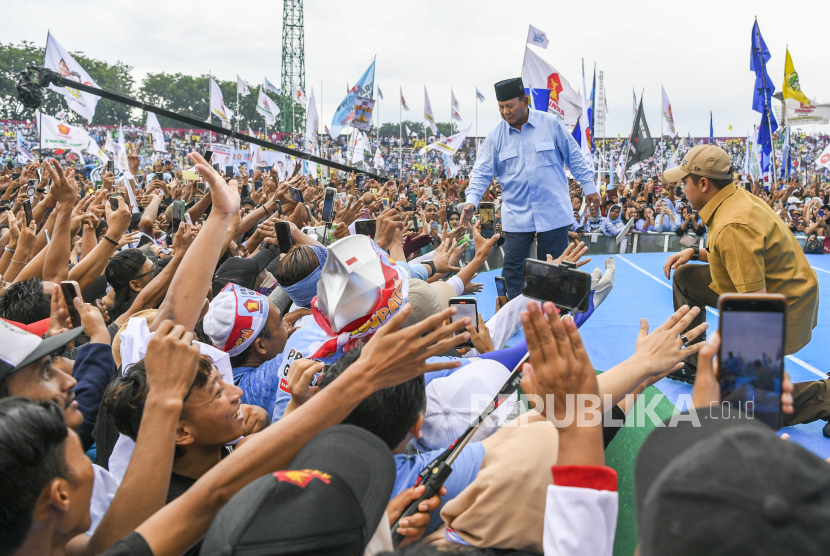 Calon presiden nomor urut 2 Prabowo Subianto menyapa simpatisan dan relawan dalam kampanye akbar di GOR Delta Sidoarjo, Jawa Timur, Jumat (9/2/2024). Dalam kesempatan tersebut Prabowo Subianto meminta relawan dan simpatisan untuk memenangkan pasangan capres dan cawapres nomor urut 2 dalam satu putaran pada Pilpres 2024. 