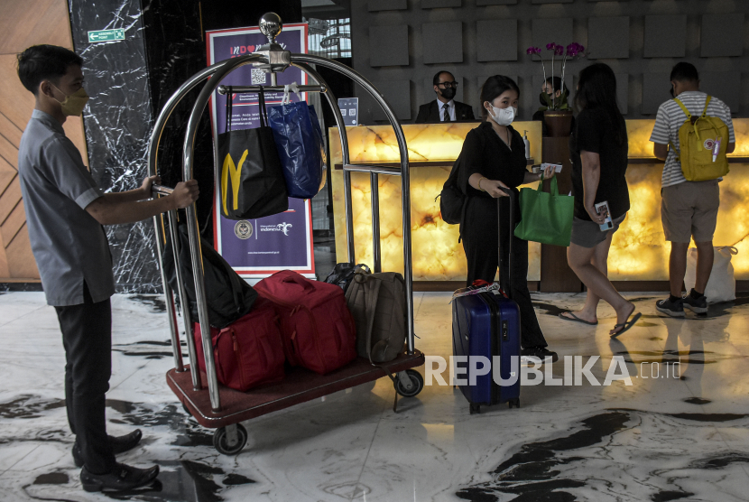 Pengunjung beraktivitas di Hotel Aston Pasteur, Jalan Dr Djunjunan, Sukajadi, Kota Bandung, (ilustrasi). PHRI Jabar mengungkapkan terdapat 245 hotel di wilayah Bandung yang cemas dengan kebijakan itu.