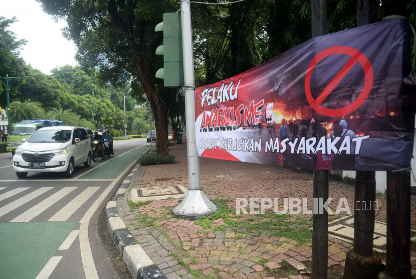 Sebuah spanduk penolakan anarkisme terpampang di salah satu sudut sekitar Jalan Imam Bonjol, Jakarta, Ahad (11/10). Selain mengganggu keamanan dan ketenteraman, kondisi kekacauan atau demo yang berujung anarkis membuat roda perekonomian warga terhambat.Prayogi/Republika