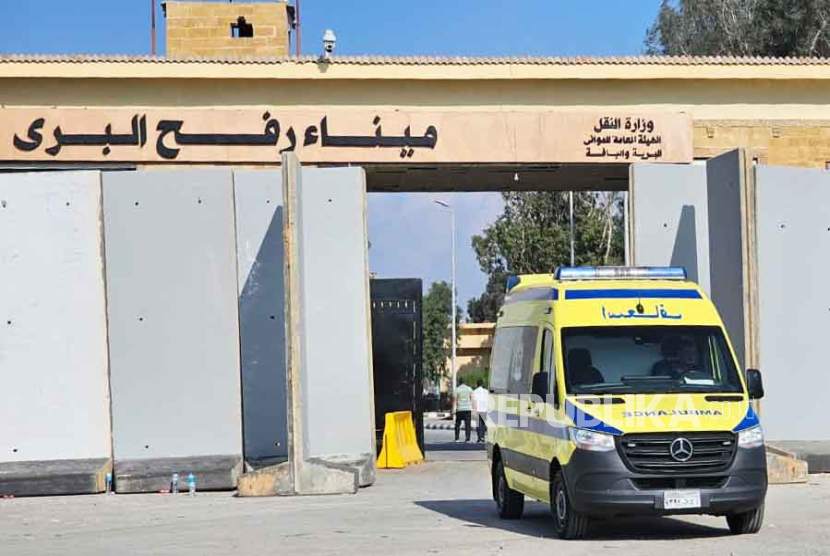 17 warga Palestina yang terluka diperiksa tim medis setelah datang dari Jalur Gaza melalui penyeberangan Rafah