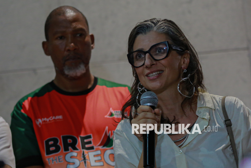 Pelapor Khusus PBB untuk Wilayah Palestina yang diduduki Francesca Albanese bersama cucu dari Presiden Afrika Selatan Nelson Mandela, Mandla Mandela menyampaikan keterangan pers terkait misi kemanusiaan untuk Gaza yang terbagung dalam gerakan Global Sumud Flotilla di Tunisia, Senin (8/9/2025). Dalam keterangannya Francesca dan Mandla Mandela mendukung penuh gerakan pelayaran akbar ini yang diikuti oleh sekitar 44 negara dengan tujuan berusaha membuka koridor kemanusiaan bagi warga Palestina atas pengepungan dan genosida yang dilakukan oleh Israel.