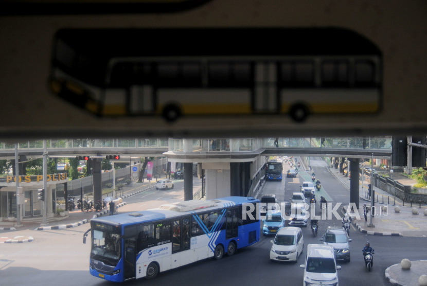 Bus Transjakarta melintas di kawasan Halte CSW, Jakarta Selatan, Kamis (22/6/2023). 