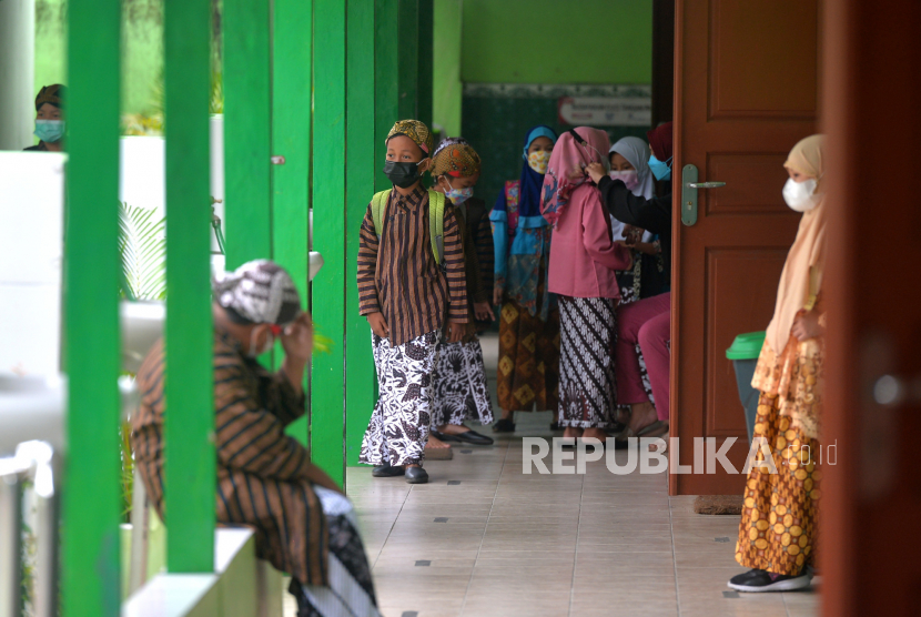 Siswa menggunakan pakaian adat Jawa masuk sekolah di SD Winongo, Bantul, Yogyakarta, Rabu (21/4/2022). Bantul menyebut puluhan kasus positif Covid-19 yang didapat dari hasil screening terhadap pelajar bukan terpapar karena PTM. Ilustrasi.