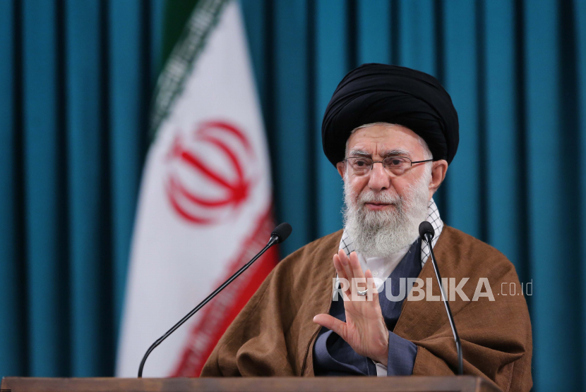 Mantan pemimpin Tertinggi Iran Ayatollah Ali Hamenei menuduh 'musuh' negara menargetkan para pekerja karena gagal menggulingkan pemerintah Islam. 