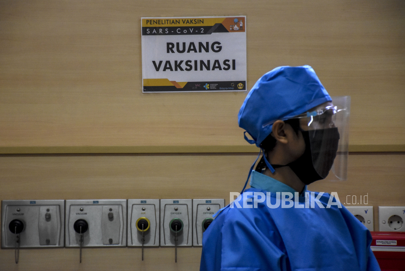 Petugas medis berada di ruang vaksinasi saat simulasi Uji Klinis Vaksin Covid-19 di Rumah Sakit Pendidikan Universitas Padjadjaran, Jalan Prof. Eyckman, Kota Bandung, Kamis (6/8). Simulasi tersebut dilakukan untuk melihat kesiapan tenaga medis dalam penanganan dan pengujian klinis tahap III vaksin Covid-19 yang dimulai pada Selasa (11/8) di Kota Bandung. Foto: Abdan Syakura/Republika