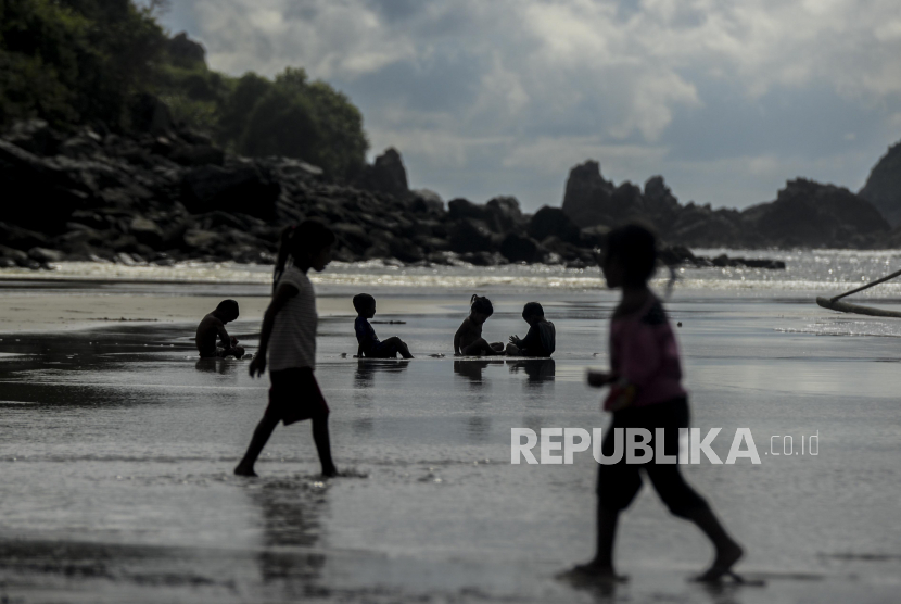 Anak-anak saat bermain di Pantai Selong Belanak, Lombok Tengah, Nusa Tenggara Barat, Rabu (17/11). Masyarakat diimbau tidak terlalu euforia karena Covid-19 belum berakhir.