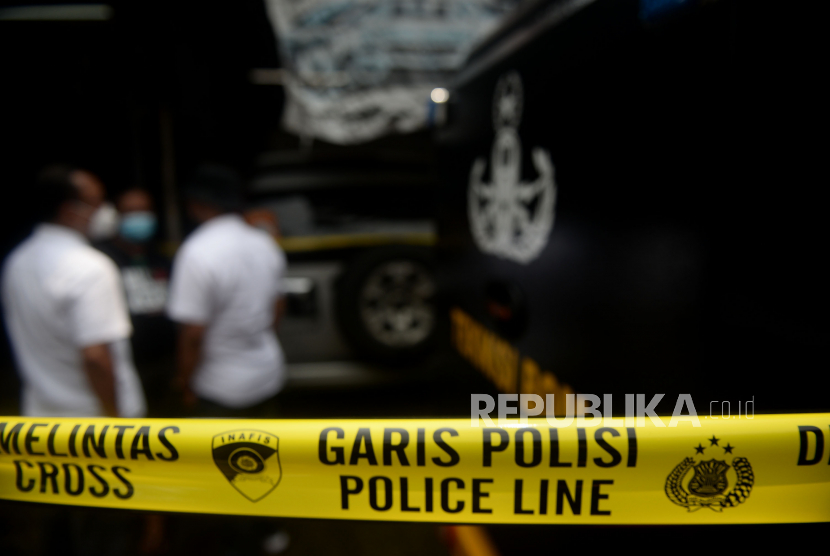 Petugas kepolisian berjaga di sebuah rumah sekaligus showroom mobil terduga teroris di kawasan Condet, Jakarta, Senin (29/3). Petugas kepolisan mengamanakan 2 orang dari lokasi tersebut.Prayogi/Republika.
