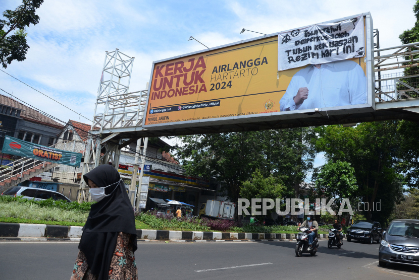 Tulisan bernada kritikan kepada pemerintah menempel di papan reklame Jalan Ir H Djuanda, Kota Bandung, Biasanya coretan tersebut akan segera ditertibkan karena dianggap melanggar Peraturan Daerah (Perda) Kota Bandung Nomor 9 Tahun 2019 tentang Ketertiban Umum, Ketenteraman dan Perlindungan Masyarakat. (ilustrasi)