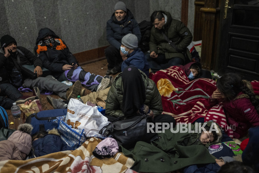  Warga Afghanistan yang mencoba melarikan diri dari Ukraina tidur di dalam stasiun kereta api Lviv, Senin, 28 Februari 2022, di Lviv, Ukraina barat. Serangan militer Rusia di Ukraina telah memasuki hari kelima, memaksa ratusan ribu warga Ukraina dan warga asing melarikan diri dari perang dan mencari perlindungan di negara tetangga.