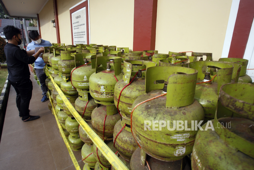 Penyidik Sat Reskrim Polres Bogor menata barang bukti saat pengungkapan kasus pengoplosan gas elpiji di Polres Bogor, Kabupaten Bogor, Jawa Barat, Kamis (2/8/2023). 