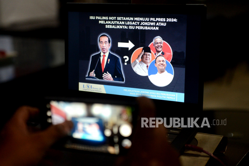 Jurnalis mengambil gambar ketika penyampaian hasil survei nasional Lingkaran Survei Indonesia (LSI) Denny JA. LSI Denny JA dalam survei pada Mei 2024 merekam peta petarungan para bakal capres di media sosial. (ilustrasi) 