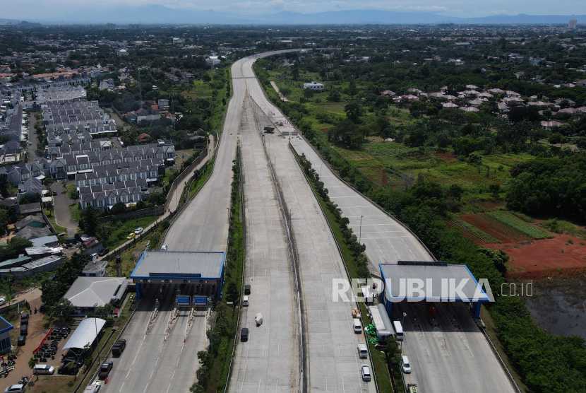 Suasana Jalan Tol Cimanggis-Cibitung, Bekasi, Jawa Barat, Rabu (8/2/2023).